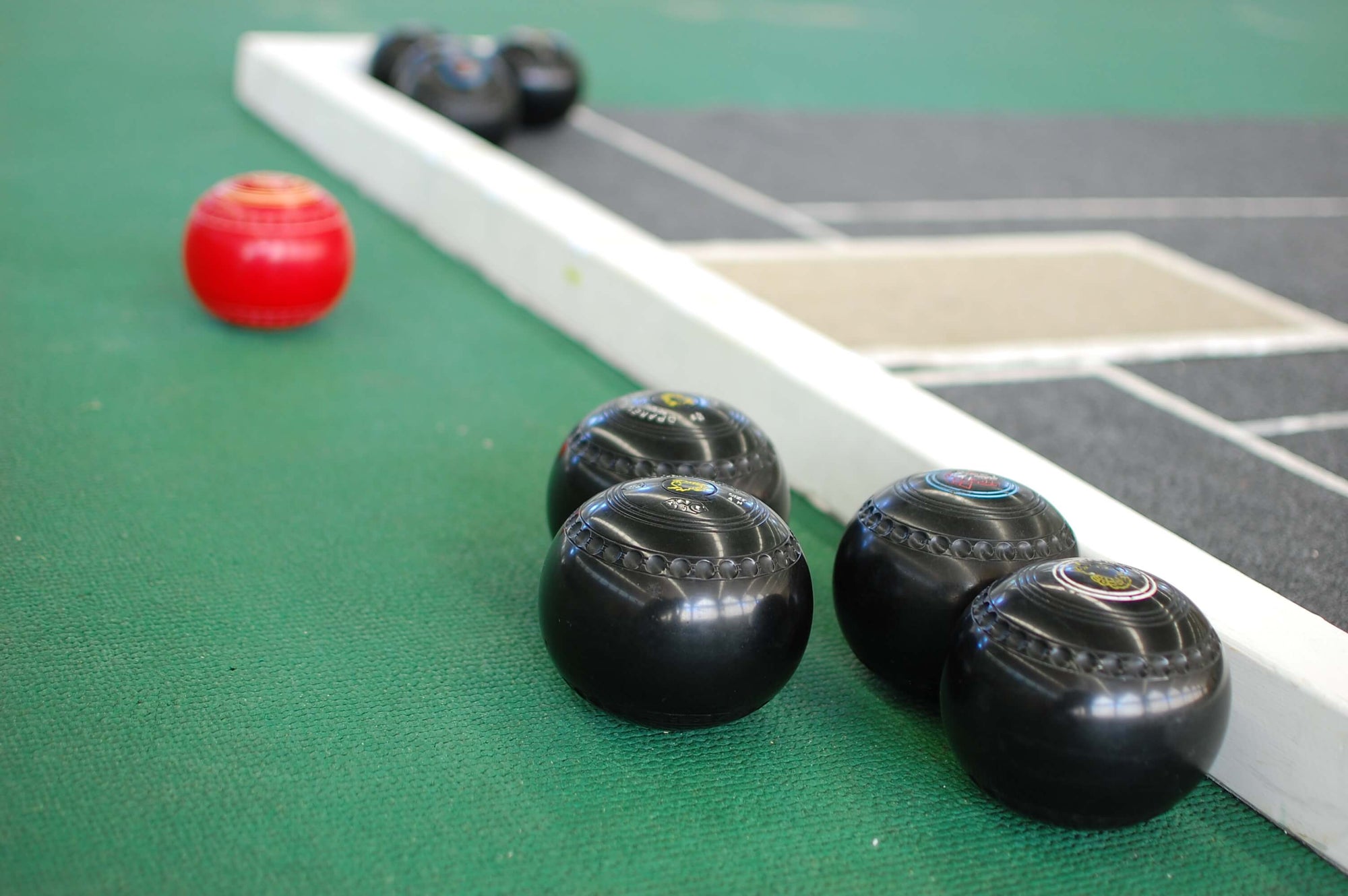 Lawn Bowls vs Indoor Bowls: What’s the Difference?